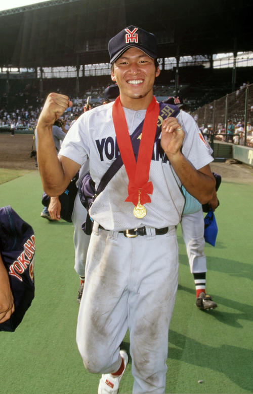 98年8月、夏の甲子園で優勝メダルを首からさげ笑顔の横浜・小池正晃
