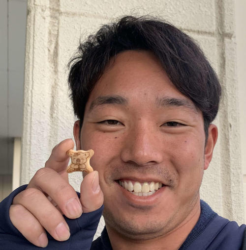 コアラのマーチを持つ日本ハム宇佐見
