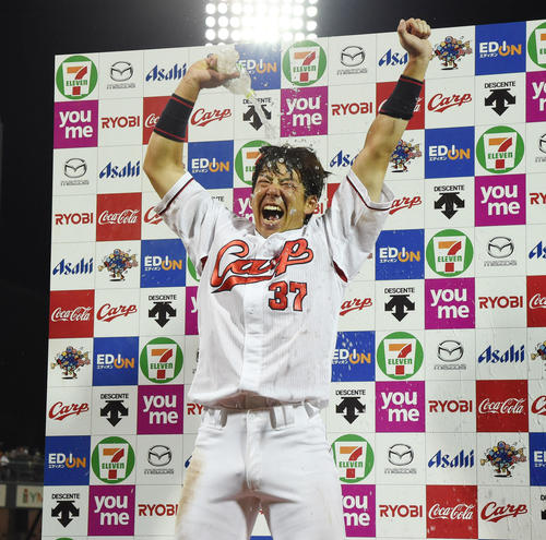 阪神にサヨナラ勝ち、自ら喜びのウオーターシャワーをする広島野間(19年5月31日撮影)