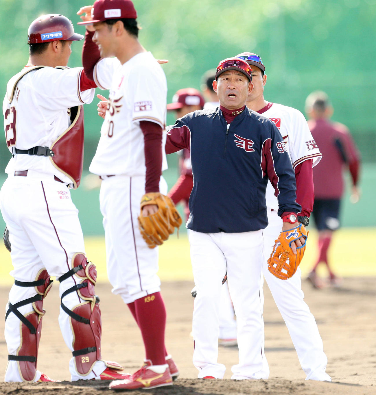 4日、選手に指示を出す楽天奈良原2軍監督