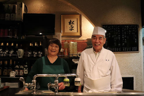 仙台市内で飲食店「松平」を営む、親方の高野次夫さん(右)とおかみの妻栄子さん(撮影・湯本勝大)