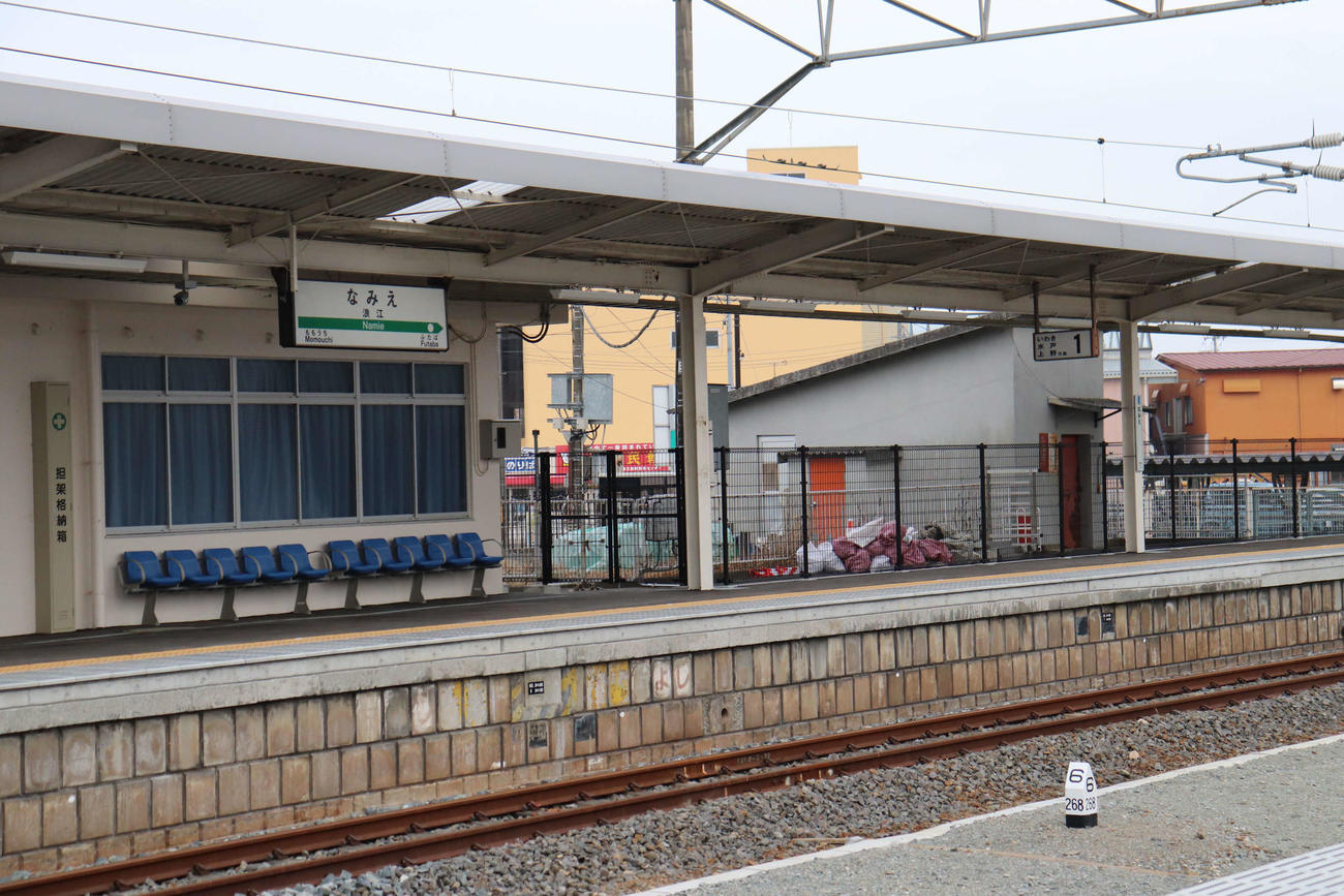3月14日に常磐線が全通し、いわき、上野方面へ向かう浪江駅1番線ホーム（撮影・湯本勝大）