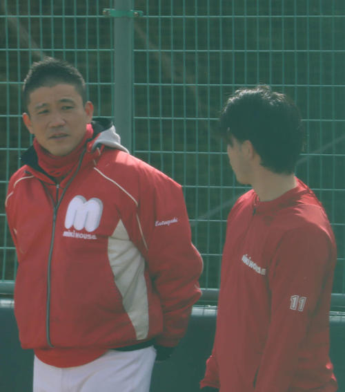 ミキハウスコーチとして選手を指導する松崎伸吾氏(左)(撮影・湯本勝大)