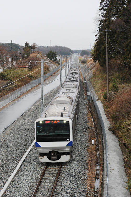 4日、14日の常磐線全線開通に向けて試運転する車両