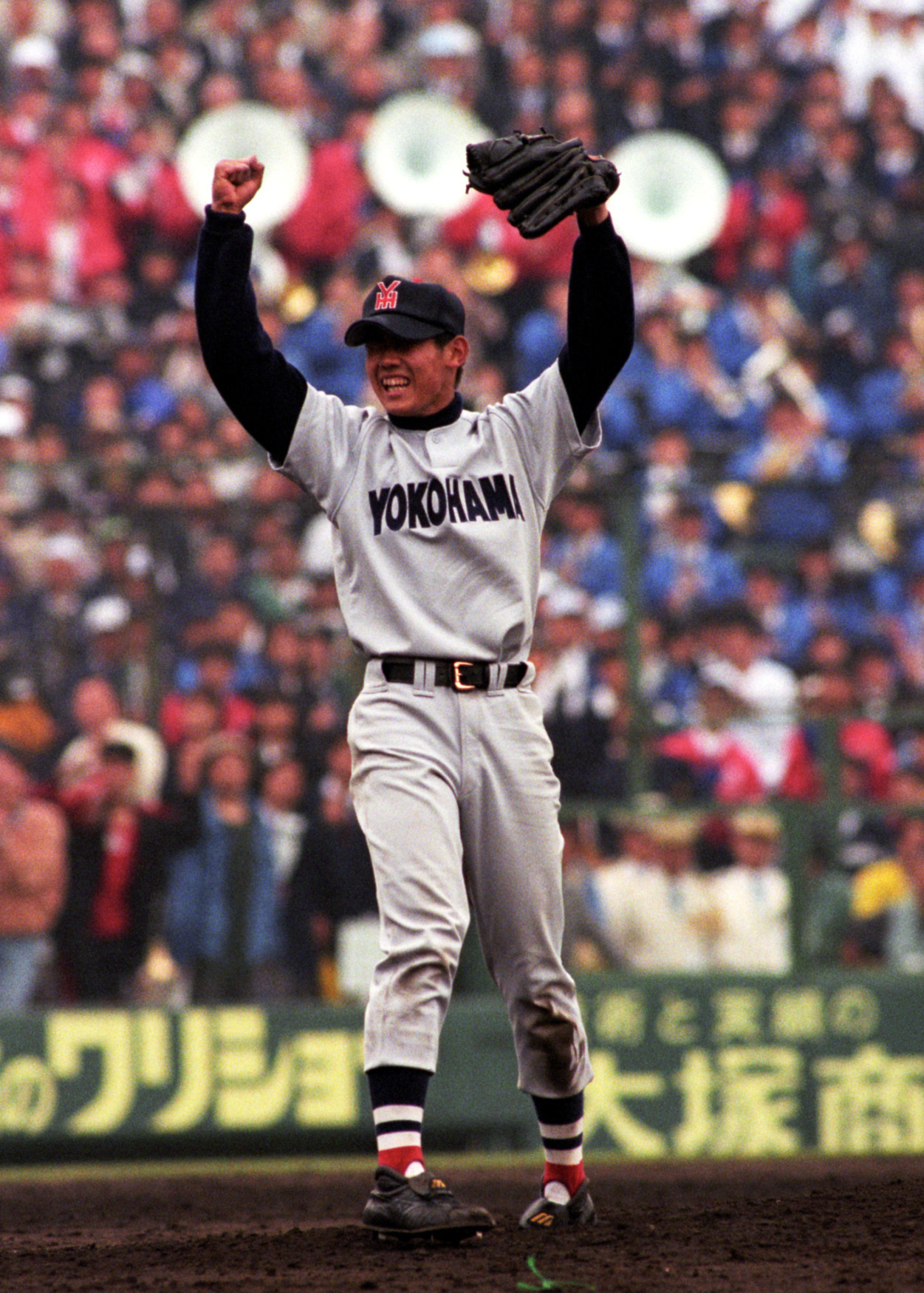 98年4月、選抜高校野球決勝で優勝を決めた横浜・松坂は会心の笑みでガッツポーズ