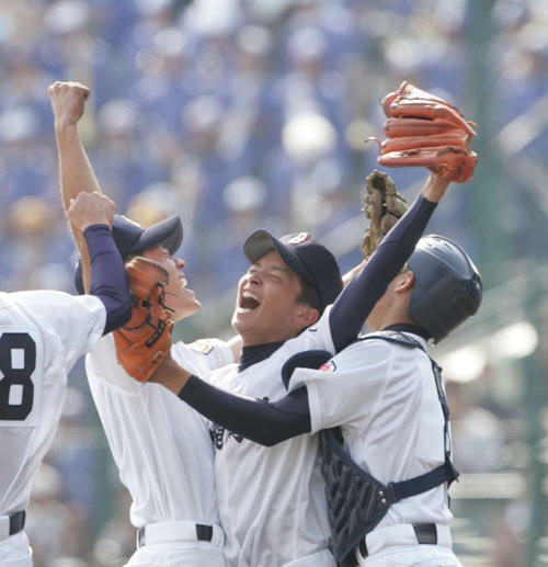 08年4月、選抜高校野球で優勝を決めた沖縄尚学・東浜（中央）は高甫栄輝（左）、嶺井博希と抱き合って喜ぶ