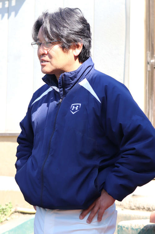19日、中止となったセンバツの模擬開会式後に質問に答える花咲徳栄・岩井監督