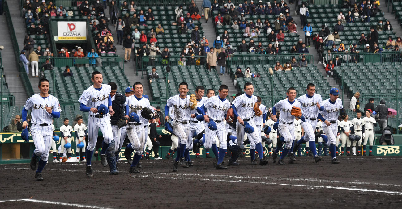17年3月、センバツで福井工大福井に勝利し、応援団にあいさつへ向かう高崎健康福祉大高崎の選手たち