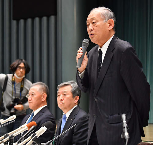 11日、中止を決定し会見する日本高等学校野球連盟・八田会長（右）