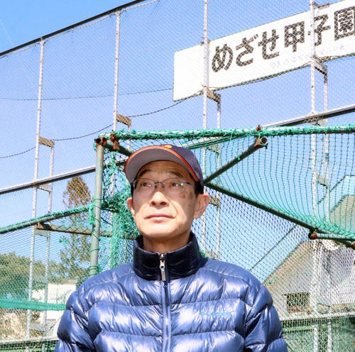 25日、3月いっぱいで定年退職となる帯広農の白木繁夫部長。「めざせ甲子園」と掲げられたグラウンドを眺める