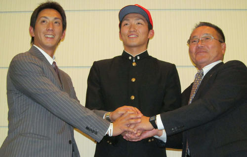 12年11月、広島ドラフト2位の二松学舎大付・鈴木（3年、中央）は、尾形佳紀スカウト（左）、苑田聡彦スカウト部長と握手