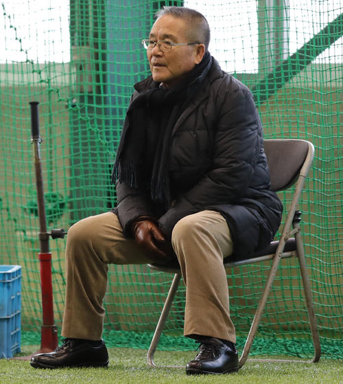 18年1月、新人合同自主トレを見守る広島苑田聡彦スカウト統括部長