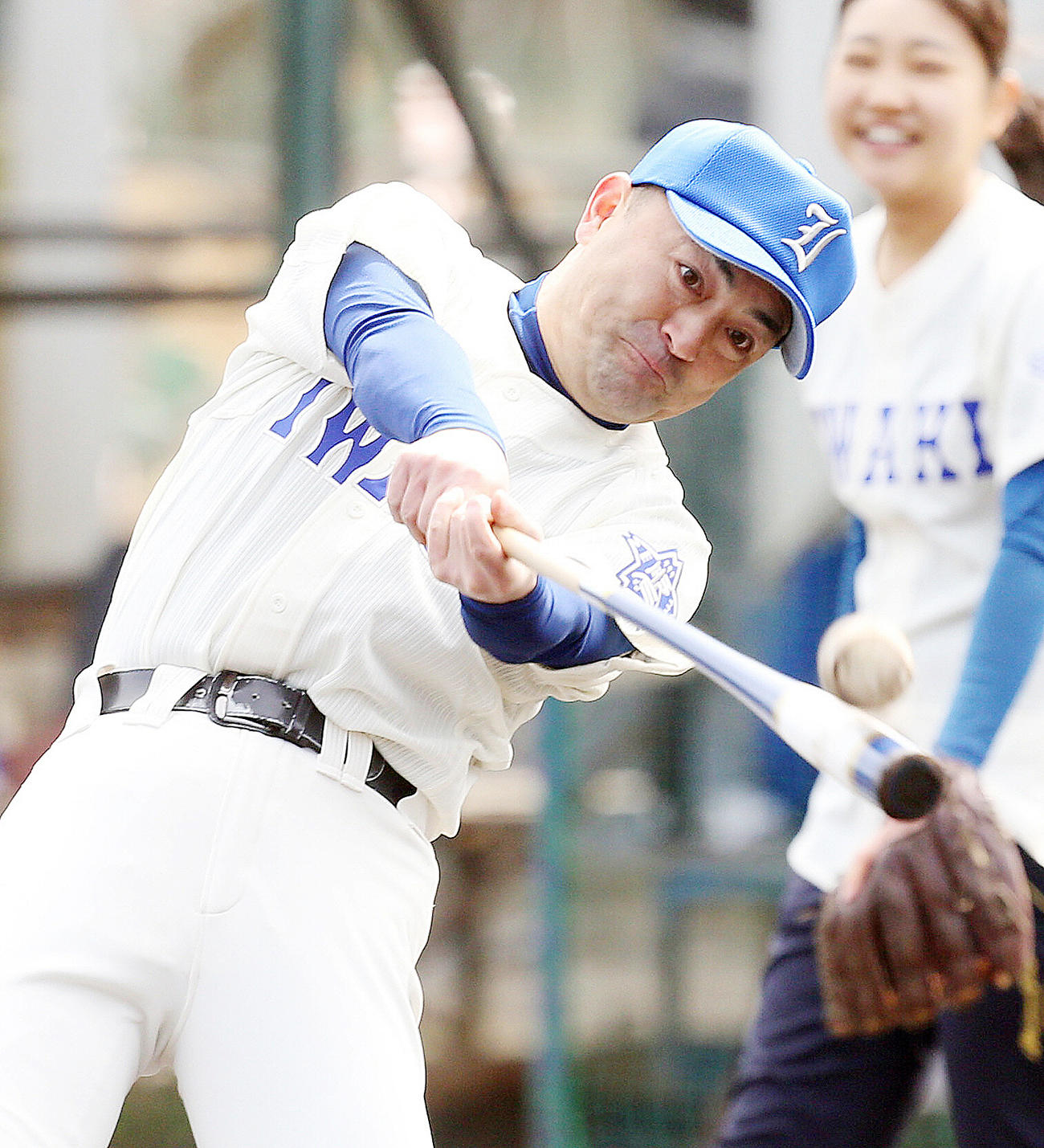 福島商に転任する磐城・木村監督は、センバツで着用するはずだったユニホームで最後のノックを行う（撮影・野上伸悟）
