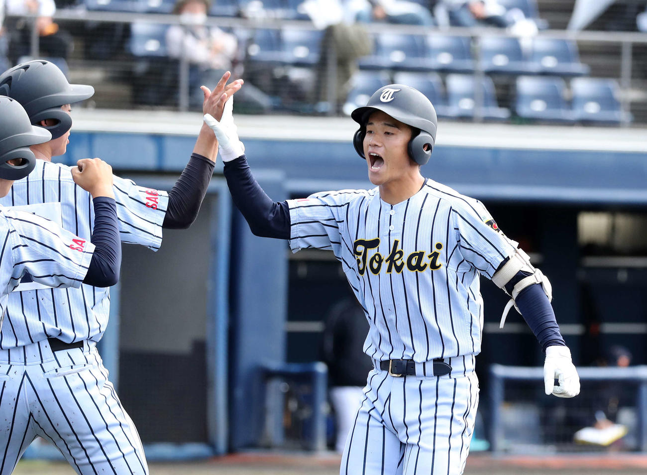 19年10月、秋季関東大会の東海大相模－駿台甲府戦、加藤響（右）は左越え満塁本塁打を放ちタッチ