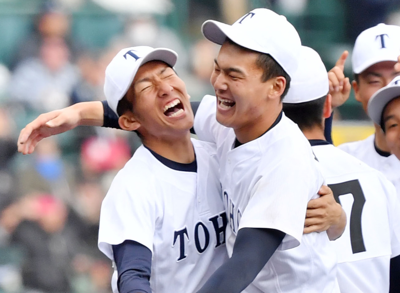 19年4月、センバツで優勝を果たし抱き合う東邦・石川昂弥（右）