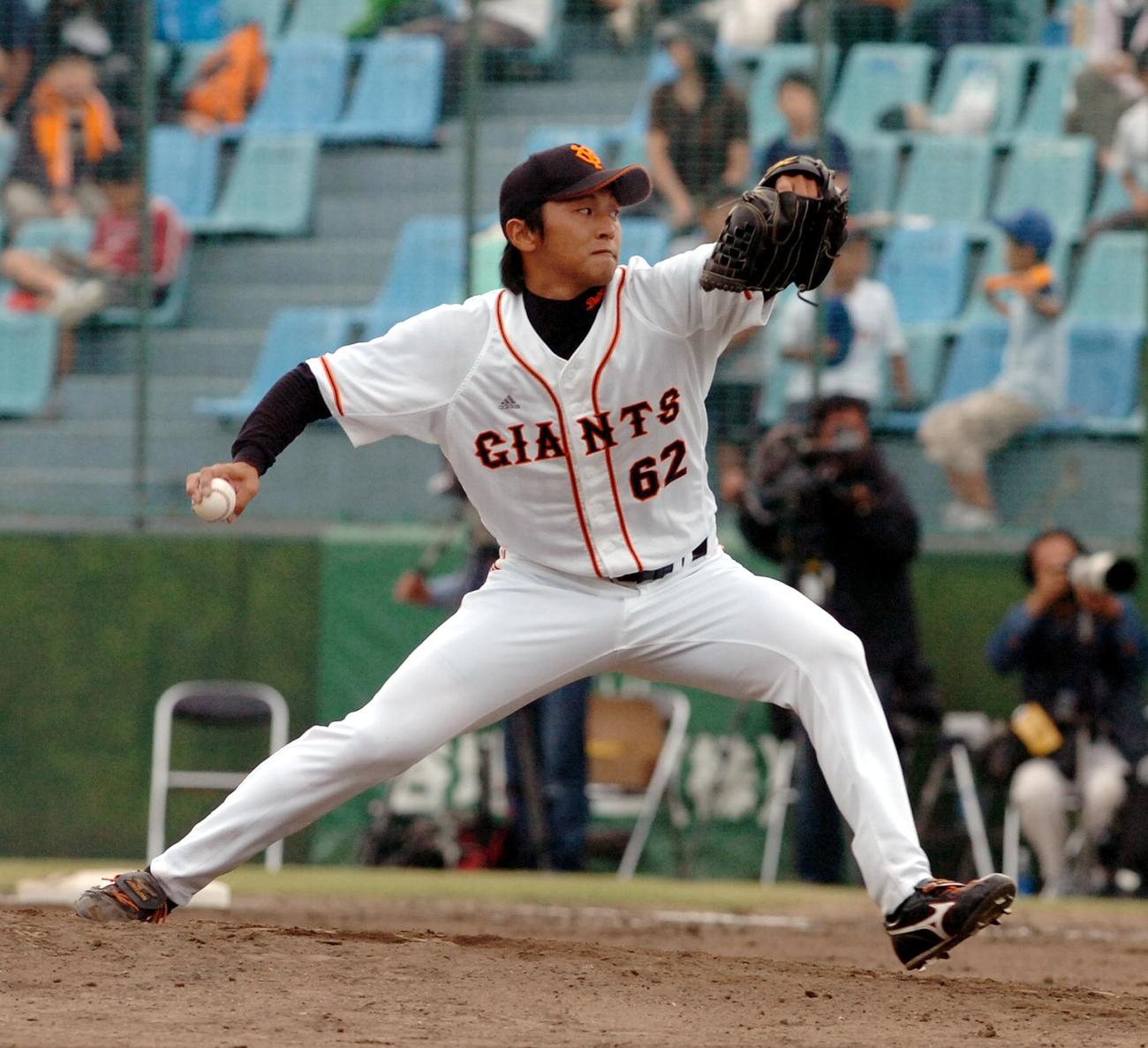 07年9月、中日とのファーム日本選手権で登板する巨人越智