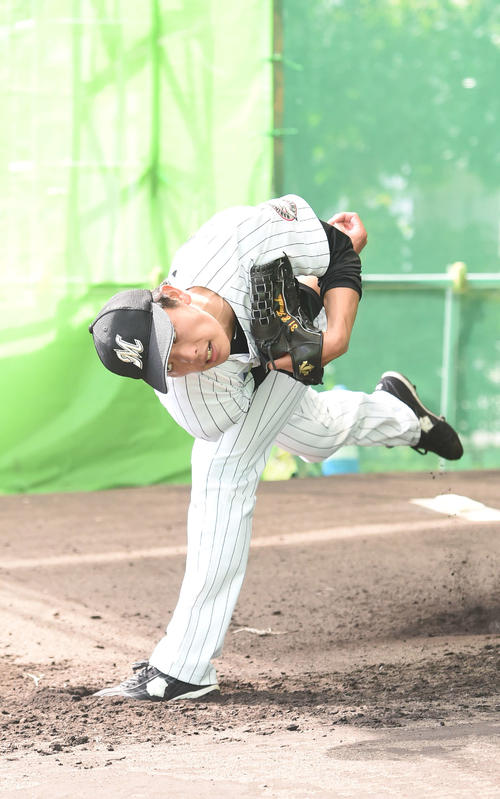 16年2月、ロッテ石垣島2軍春季キャンプで、ブルペンで投球するロッテ田中英祐