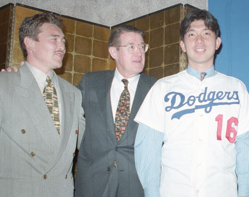 95年2月、ドジャース入団会見で、左から団野村氏、ピーター・オマリー会長、野茂