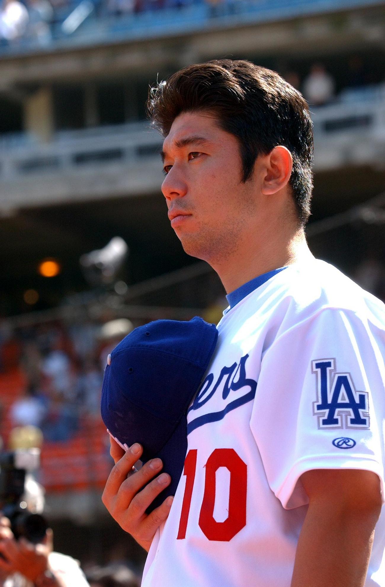 02年9月、パドレスとのシーズン最終戦で、ドジャース野茂は国歌斉唱を真剣な表情で聞いた
