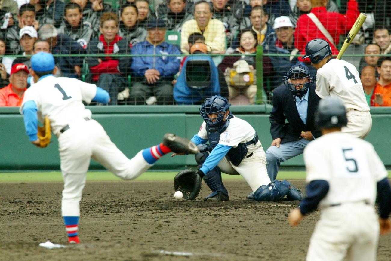 03年4月、センバツ準々決勝の再試合、10回裏東洋大姫路無死満塁の場面で花咲徳栄・福本（左）は暴投でサヨナラとなる