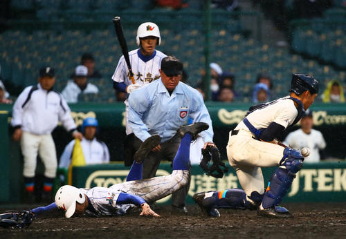17年3月、第89回選抜高校野球2回戦　福井工大福井対高崎健康福祉大高崎　9回裏高崎健康福祉大高崎2死二、三塁、代打安藤諭の時、二塁けん制の間に三塁走者小野寺大輝（左）が本盗に成功、同点となる