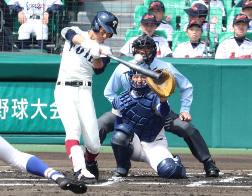 17年4月、履正社との決勝で6回に右越え本塁打を放つ大阪桐蔭・藤原