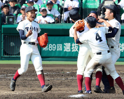 履正社を破って優勝を決める大阪桐蔭・根尾(左)