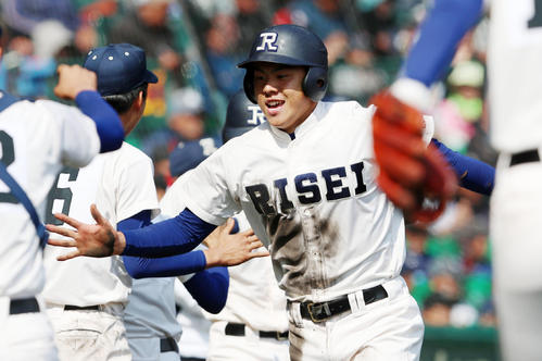 大阪桐蔭との決勝の8回、生還してナインとタッチを交わす履正社・安田
