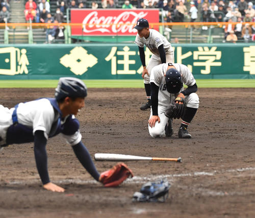19年3月、盛岡大付戦の延長11回裏1死満塁、本塁に悪送球し、サヨナラ負けを喫してがっくり肩を落とす石岡一・岩本大地（右手前）