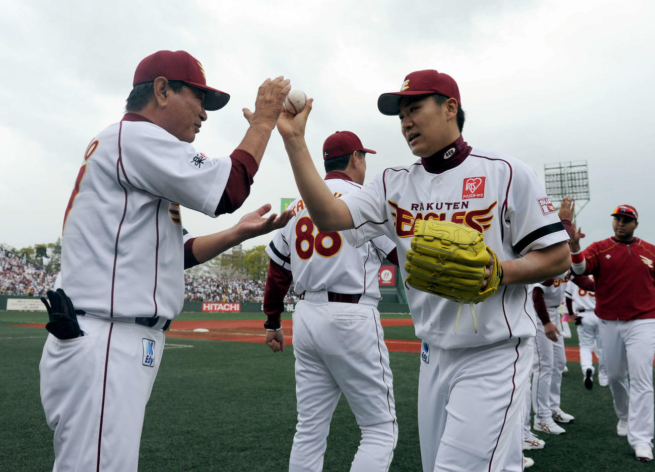 11年4月、オリックス戦で完投勝利の楽天田中（右）はウイニングボールを星野監督に手渡す