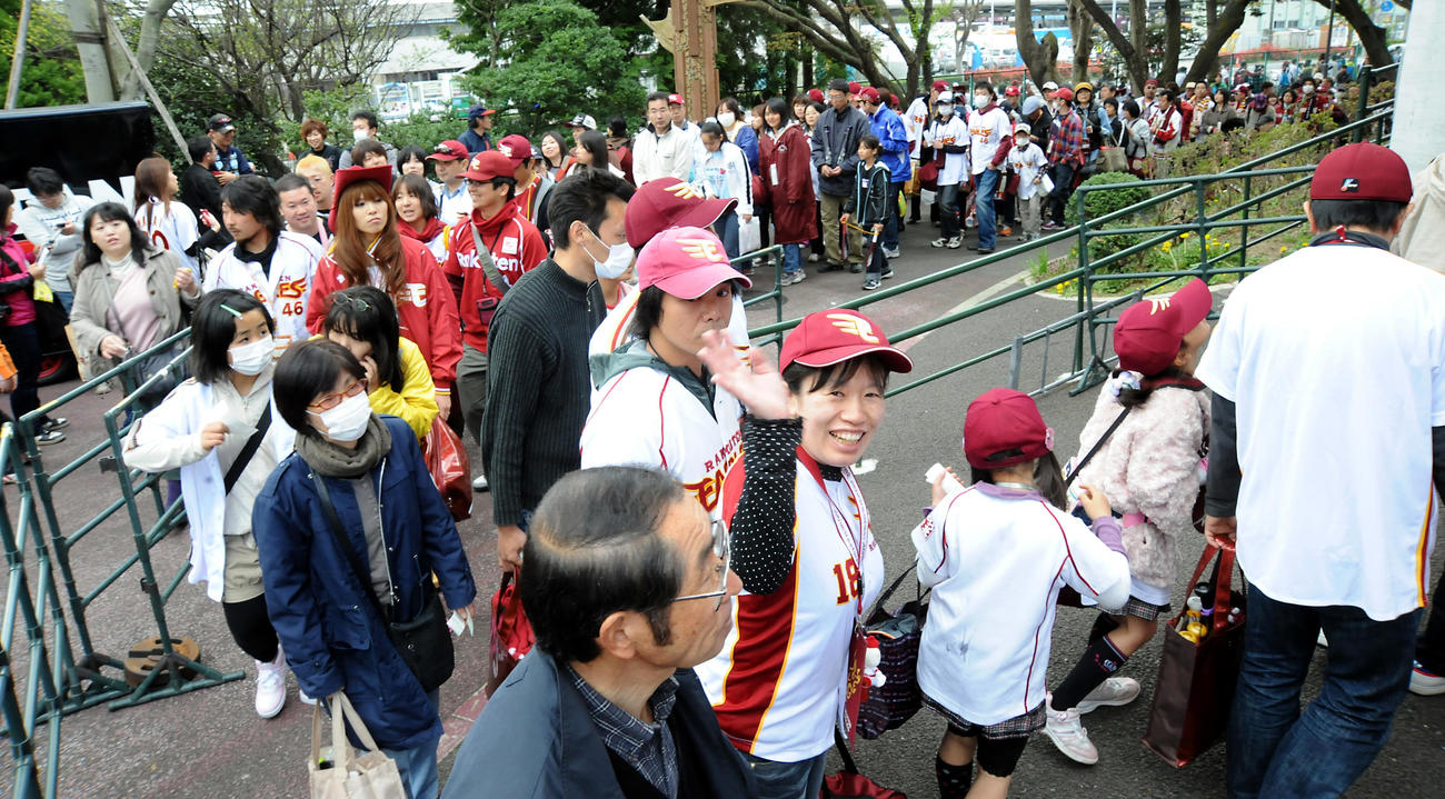 11年4月、待ちに待った楽天対オリックスの本拠地開幕戦に笑顔で入場する楽天ファン