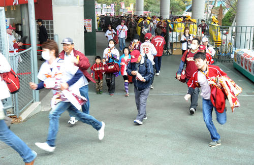 11年4月、本拠地開幕戦の楽天対オリックスにダッシュで入場する楽天ファン