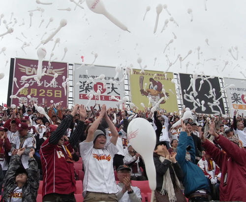 11年4月、オリックスに勝利した瞬間、歓喜の風船が舞った