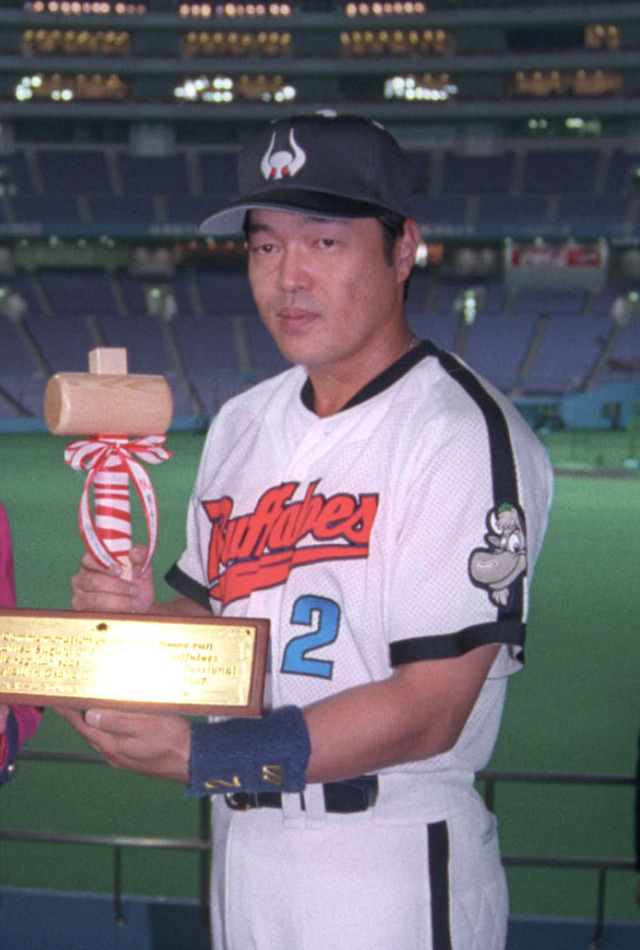 97年4月、大阪ドーム1号本塁打を放った近鉄鈴木貴久は記念プレートを手に記念撮影