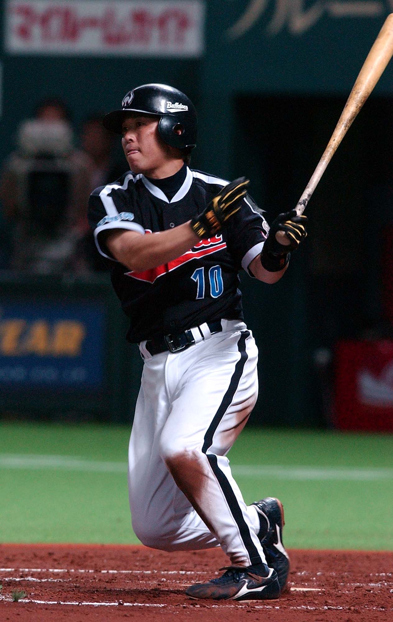 04年5月　ダイエー戦の7回表1死一、二塁、逆転の左越え適時二塁打を放つ近鉄水口