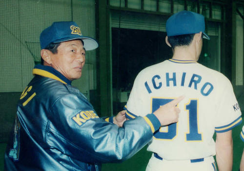 94年4月、仰木監督(左)の発案でユニホームの名前を鈴木からICHIROに変えた