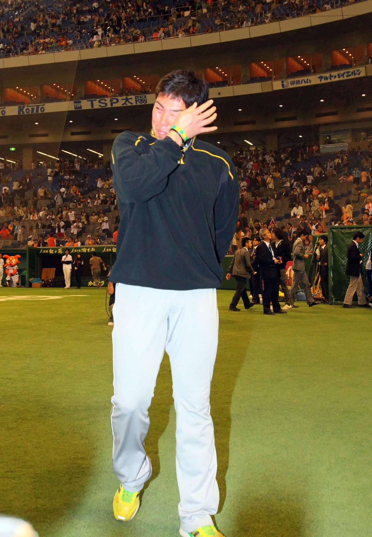 11年5月、巨人戦で肘の手術以来、久々の勝利を飾った阪神岩田は、ヒーローインタビューを終え涙をぬぐう