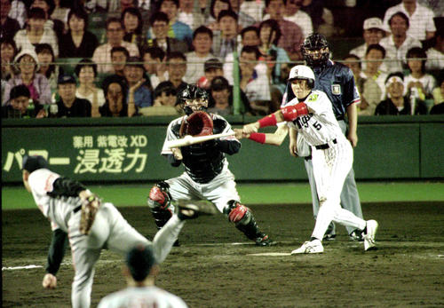 99年6月、巨人戦の12回、阪神新庄は槙原の敬遠球をレフト前にサヨナラ打を放つ