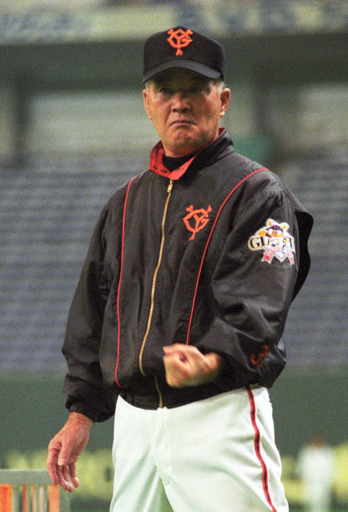 99年4月、こぶしを固め練習をみる長嶋監督