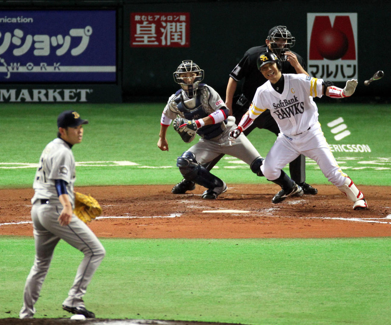 12年10月、オリックス戦の7回裏、西（左）に遊ゴロに打ち取られるソフトバンク小久保
