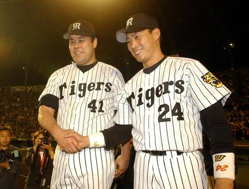 03年4月、横浜戦でサヨナラ本塁打を放った阪神桧山（右）と伊良部がヒーローインタビューでがっちり握手