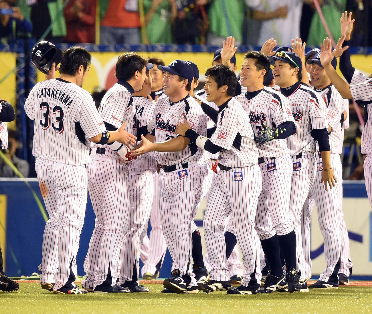 15年10月、優勝を飾りうれし泣きするヤクルト真中満監督（中央）