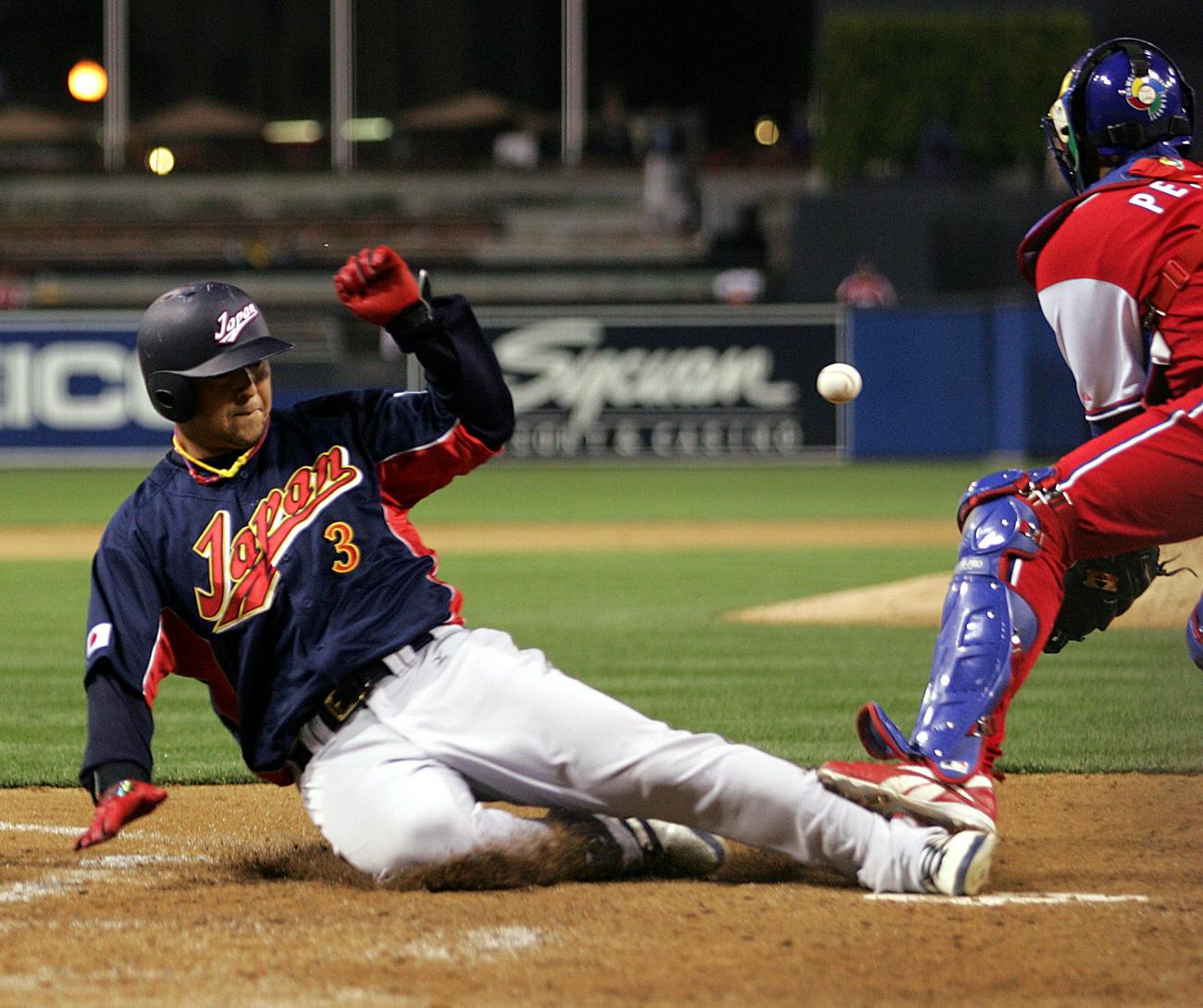 06年3月、WBC決勝の5回、犠飛で生還する松中