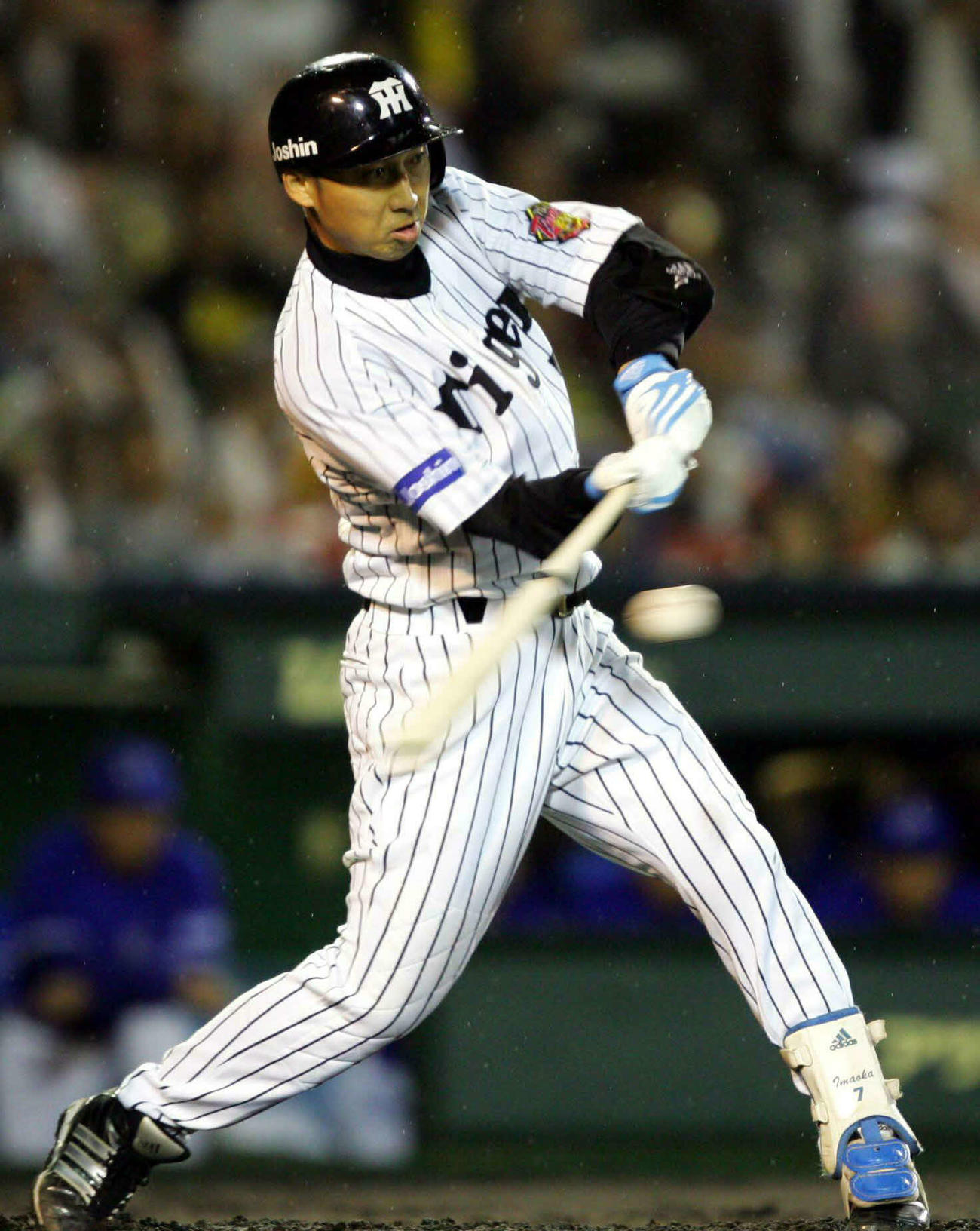 05年10月、横浜戦で球団打点新記録となる右適時打を放つ阪神今岡