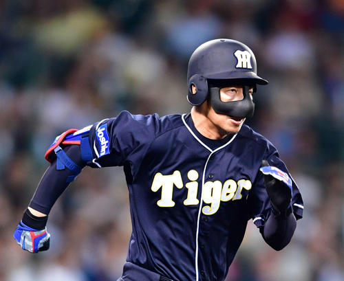 17年5月、巨人戦でフェースガードをつけて代打出場した鳥谷