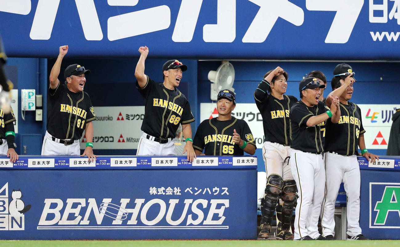 19年10月、DeNA戦の8回、北條の中越え適時三塁打にガッツポーズする阪神矢野監督（左から2人目）
