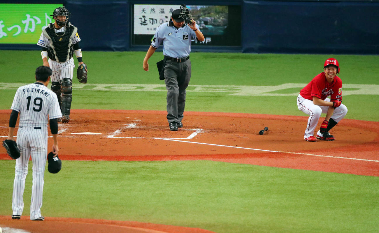 17年8月、死球を受け阪神藤浪（左手前）から謝罪を受ける広島大瀬良（右）