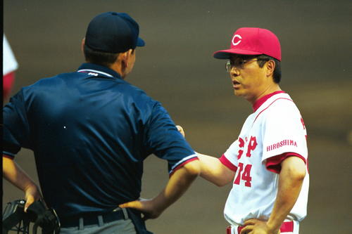 00年7月、審判に抗議する広島達川監督（右）