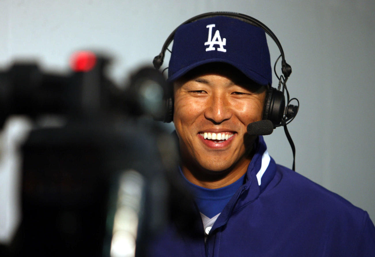 初勝利を挙げ笑顔でテレビのインタビューに答える黒田（08年4月4日）