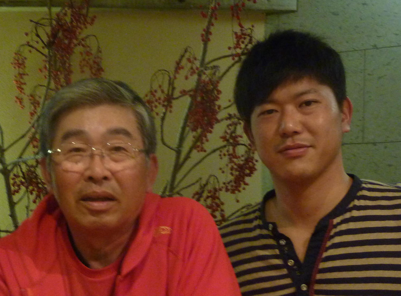 12年11月、内海と写真に納まる小谷氏